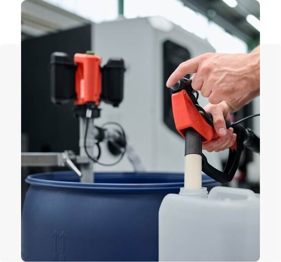 FBM 4100 Pro mit angeschlossener Zapfpistole bei der Abfüllung aus einem Fass.